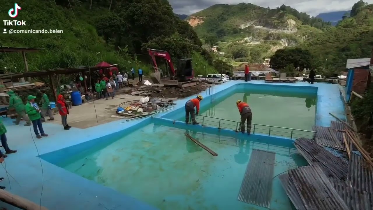 Autoridades demuelen piscinas ilegales en el cerro de Las Tres Cruces de Medellín*