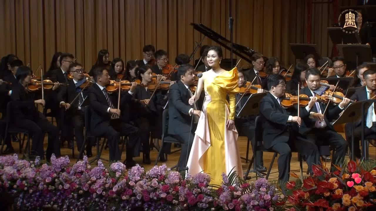 龚爽在金钟奖开幕式演唱《青春舞曲》