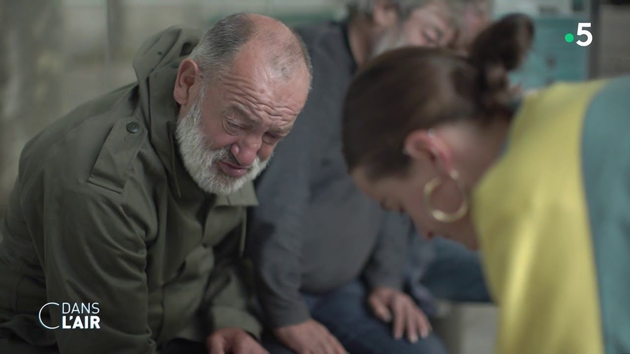 Covid : les oubliés de la vaccination - Reportage #cdanslair 12.08.2021