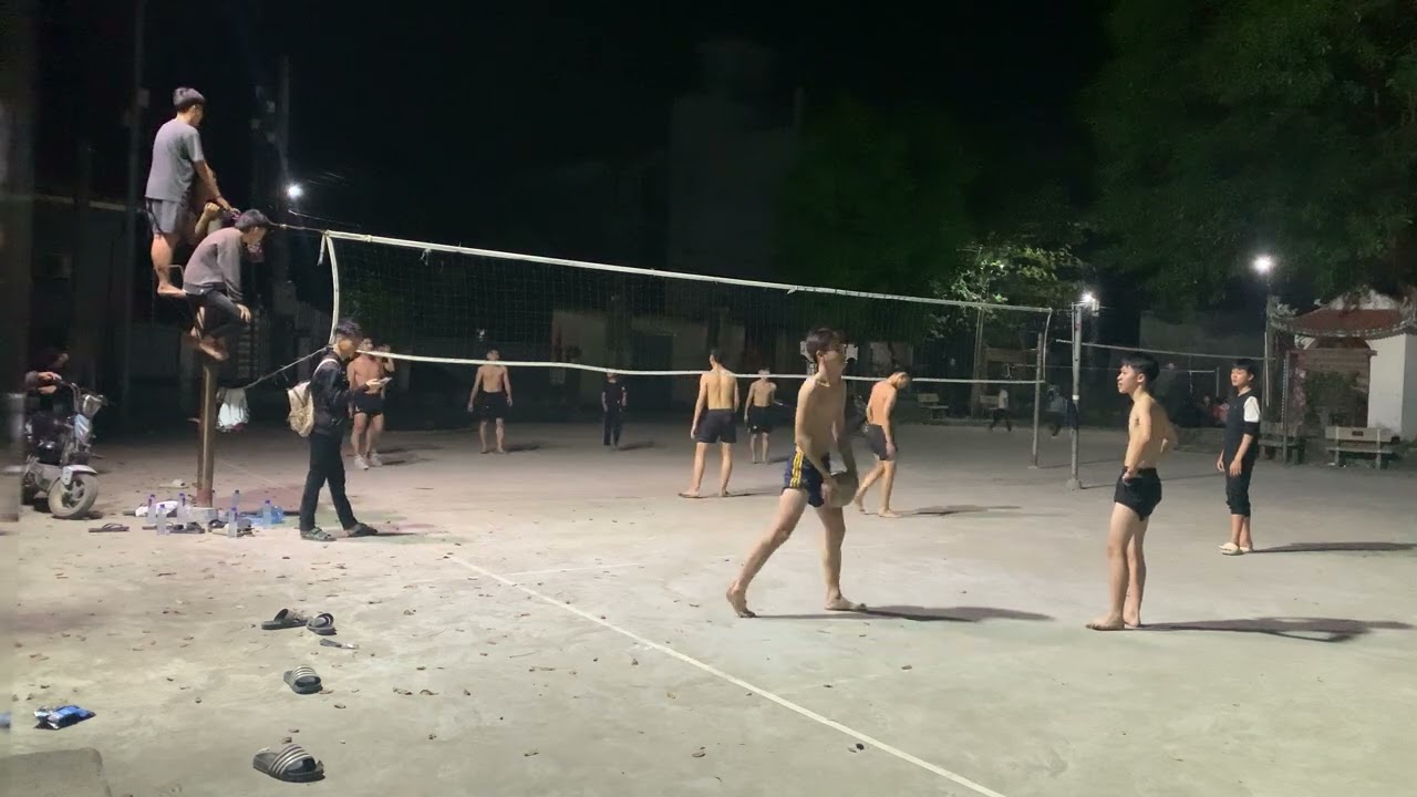Luyện bóng chuyền cho các em kèo nhỏ