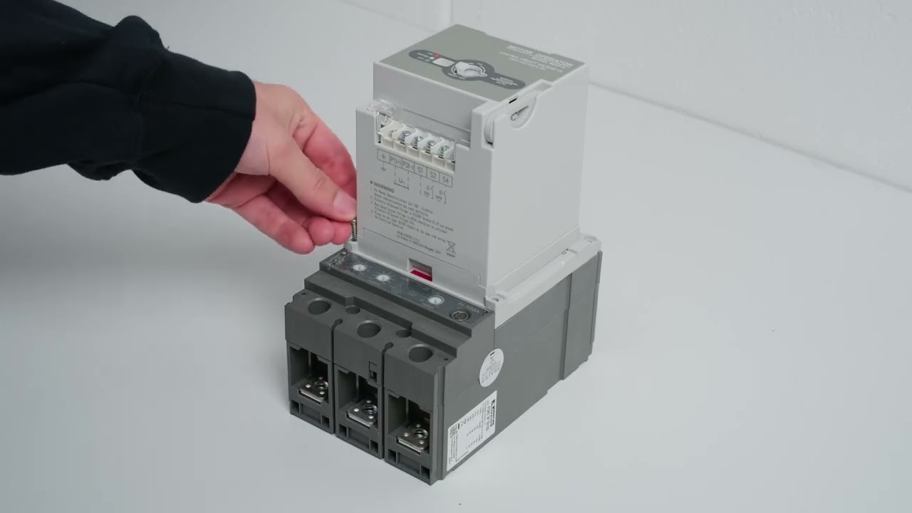 How to Install and Disassemble the Motor Operator - P5 Circuit Breakers | LOVATO Electric