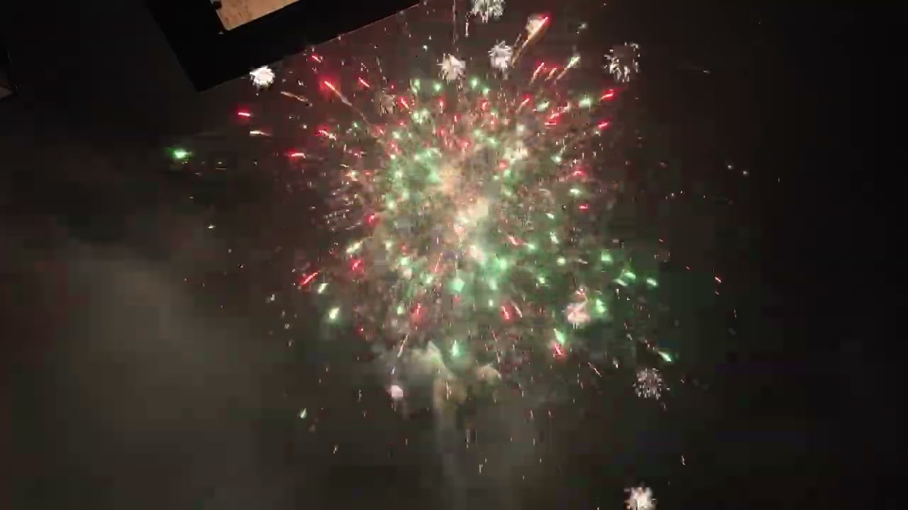 Vuurwerk molukse wijk 2 Nijverdal. Triplex xb4100. 2024-2025. (Dichtbij)