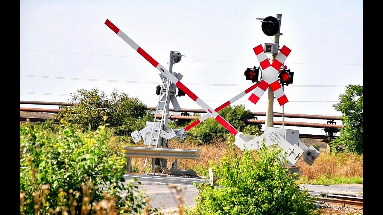 Romanian railroad crossing || Trecere de cale ferată în Romania