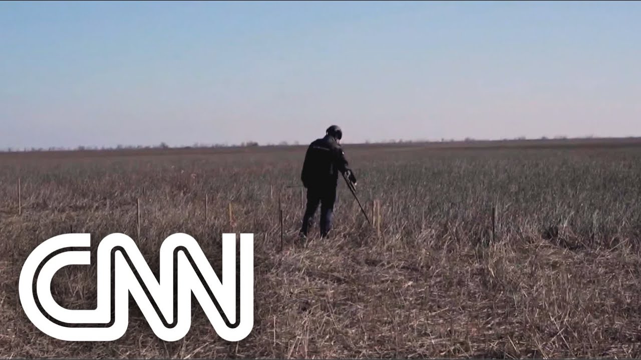 Fazendeiros da Ucrânia desenterram minas para plantar | CNN PRIMETIME