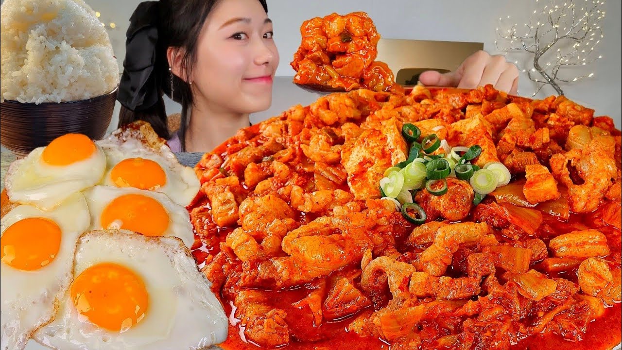 ASMR 쫄깃탱탱 대창 사리 팍팍 추가해서 목살 김치찜 먹어볼게요!! 한식 리얼먹방 :) Korean food. Braised kimchi MUKBANG