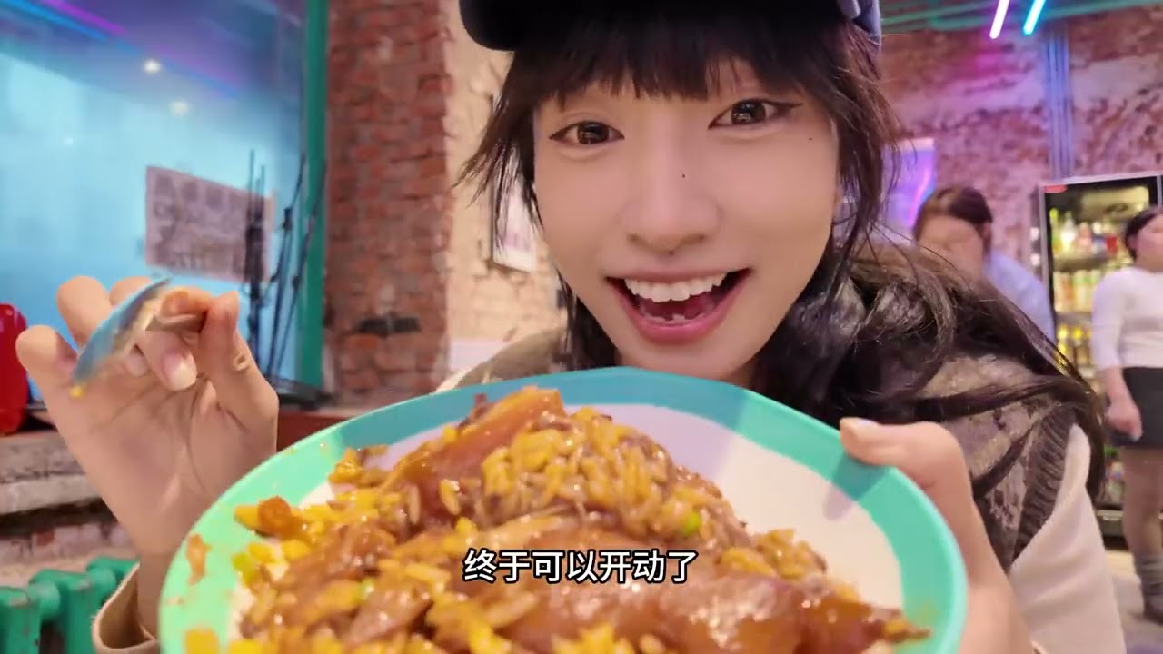 大肘子饭嘎嘎香，吊锅好玩又好吃！东北人吃商有多高！ #哈尔滨美食#中央大街 #32坐炖涮锅 #哈尔滨旅游攻略 #哈尔滨吃喝玩乐