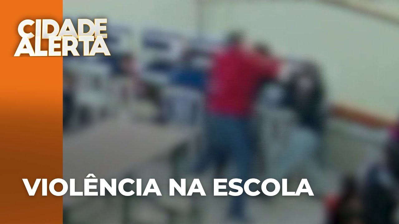 Professor agride aluno de 14 anos em sala de aula; outro estudante e professora também foram feridos
