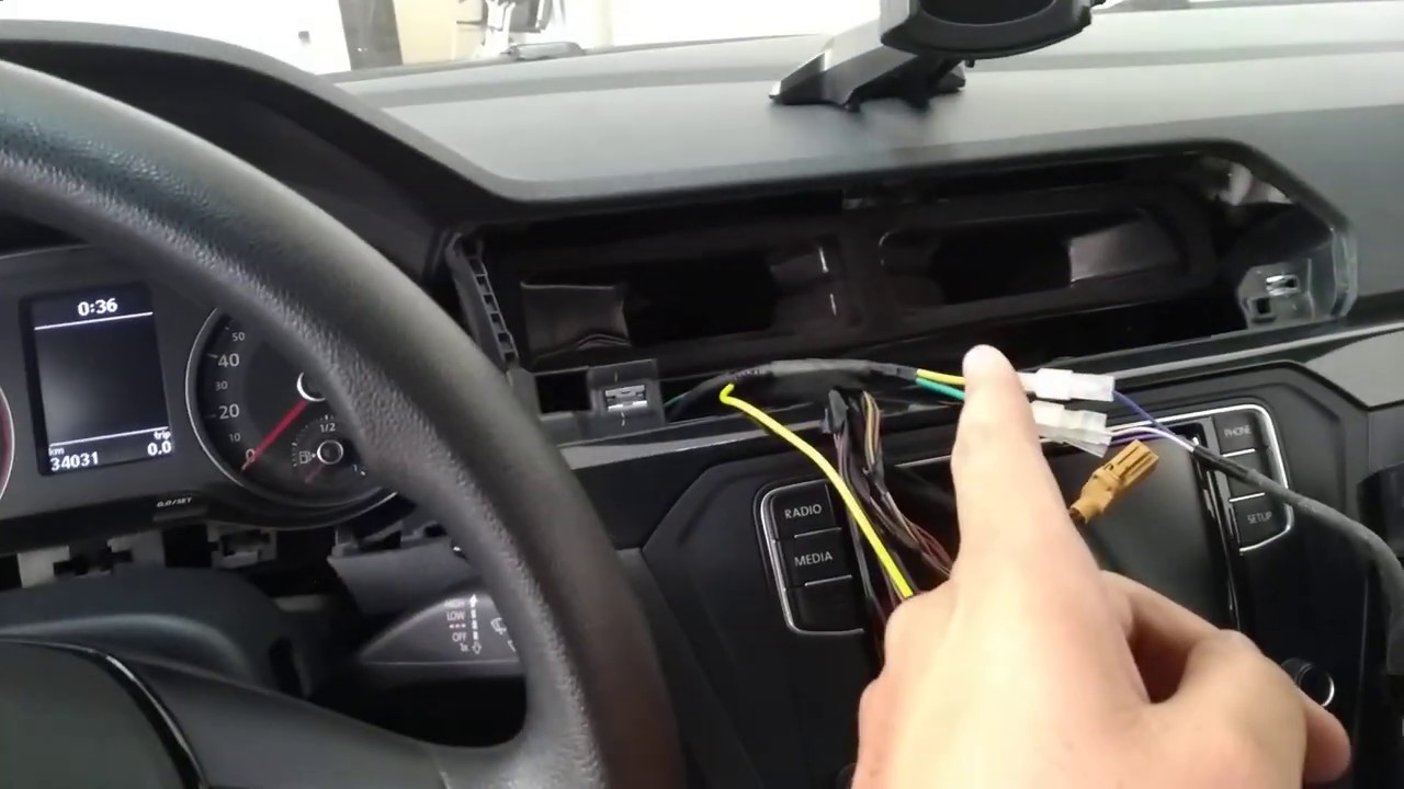 Instalando botão de abertura interna do porta malas com chicote do gol/voyage da linha g7