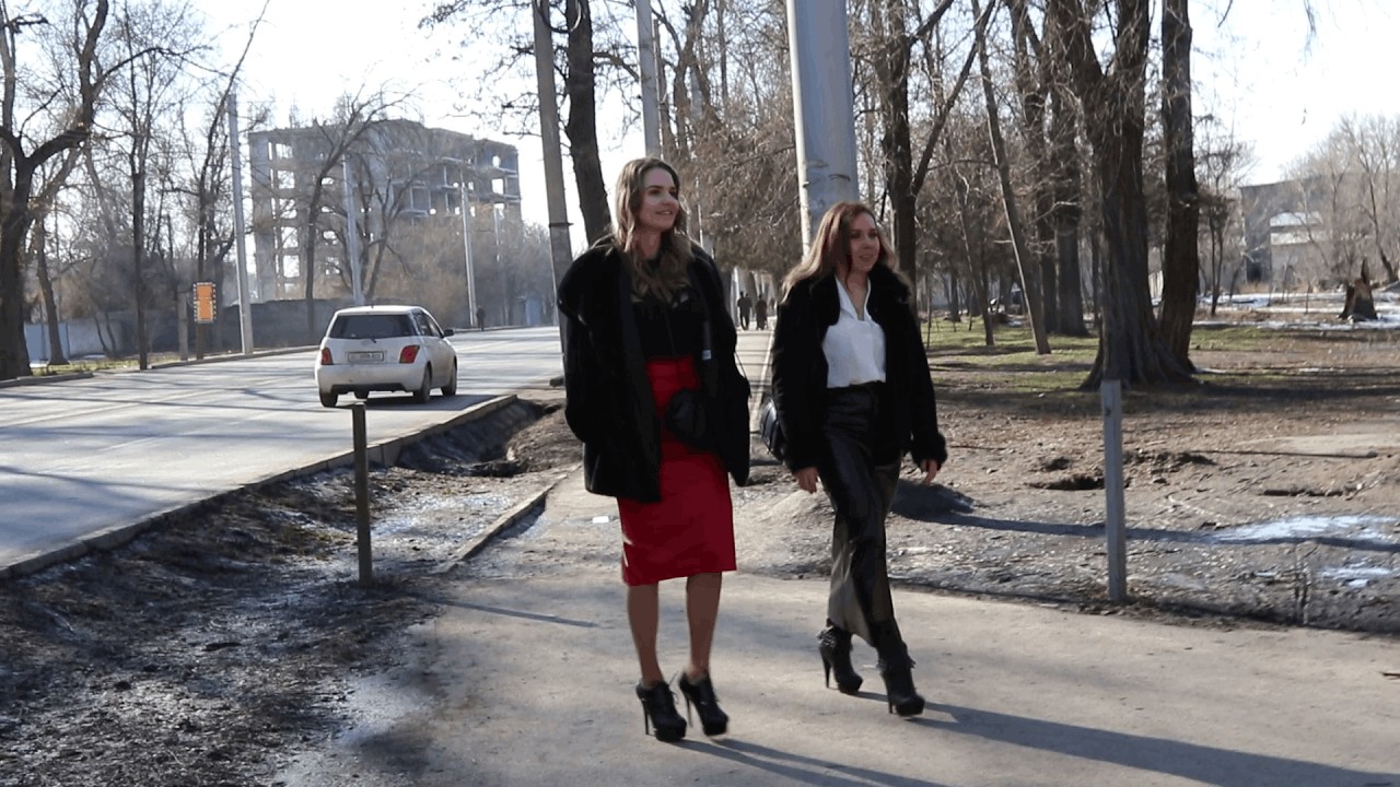 Masha&Tania - Passion2Fashion #0297: Amazing leather Skirts, Boots and Pumps outdoor…