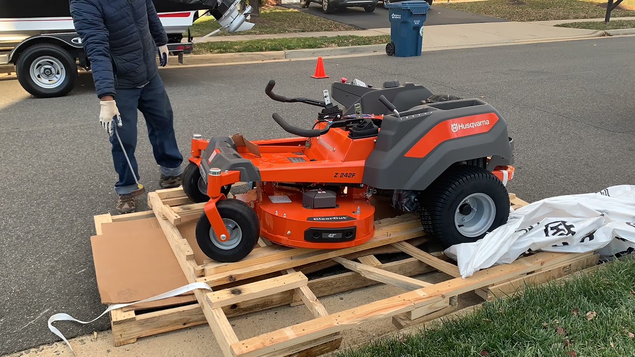 Unboxing Z242F 0 turn mower