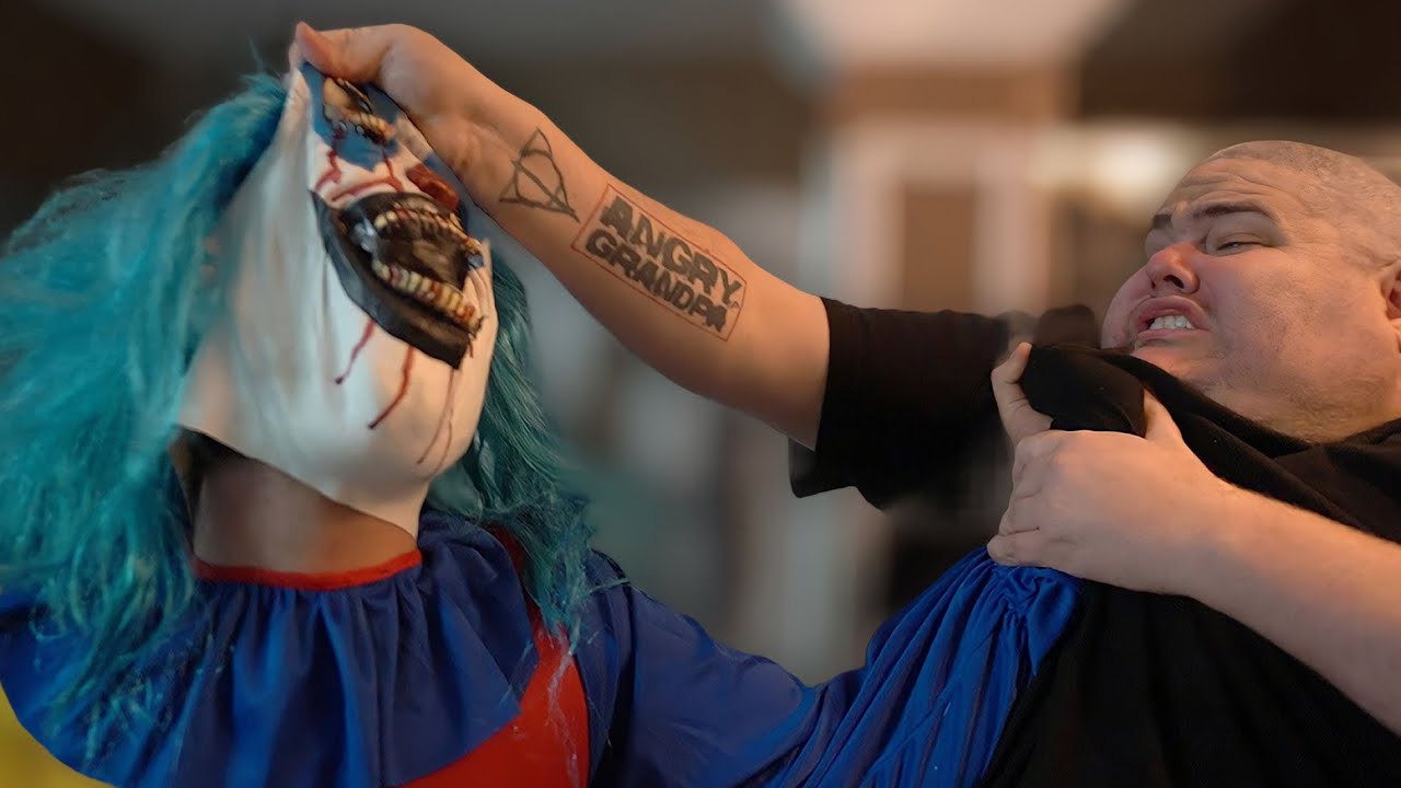 THE KlLLER CLOWN BREAK IN!