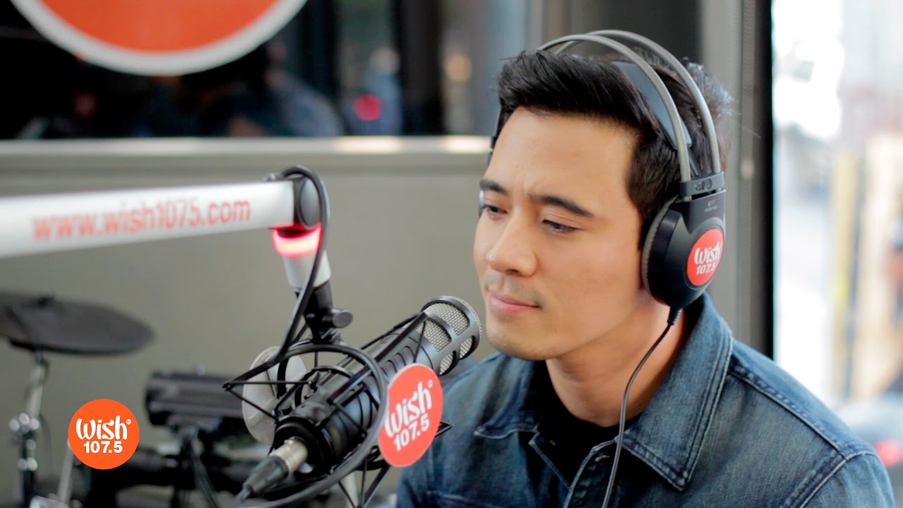 Erik Santos performs 