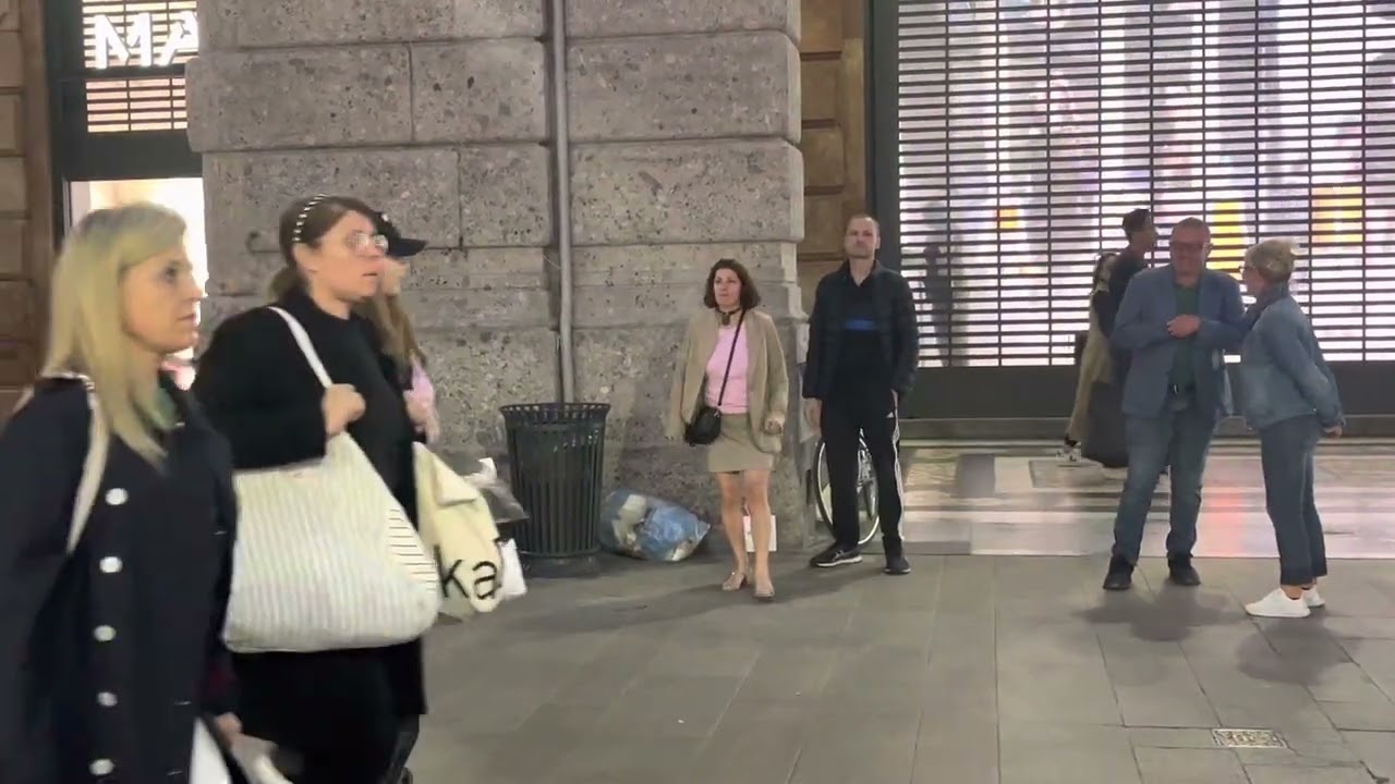 Crazy Italian dancer doing his best dance movements 🇮🇹