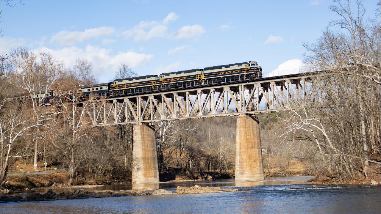 The 2025 CSX Santa Train! Chase of the old Clinchfield Railroad with the CSX Business Train  