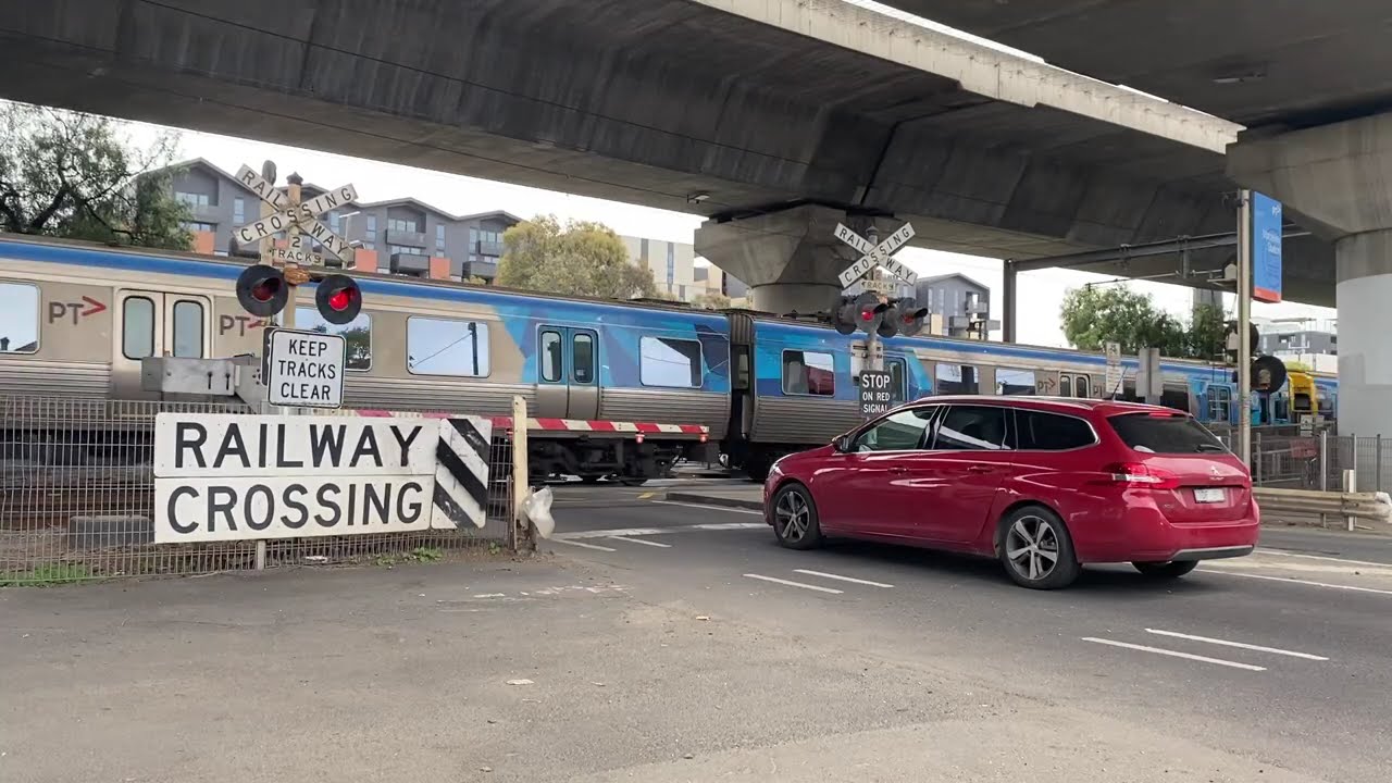 (Reupload + New Clip!) *Hybrid Bells!* Macaulay Road North Melbourne/Macaulay - Metro Level Crossing