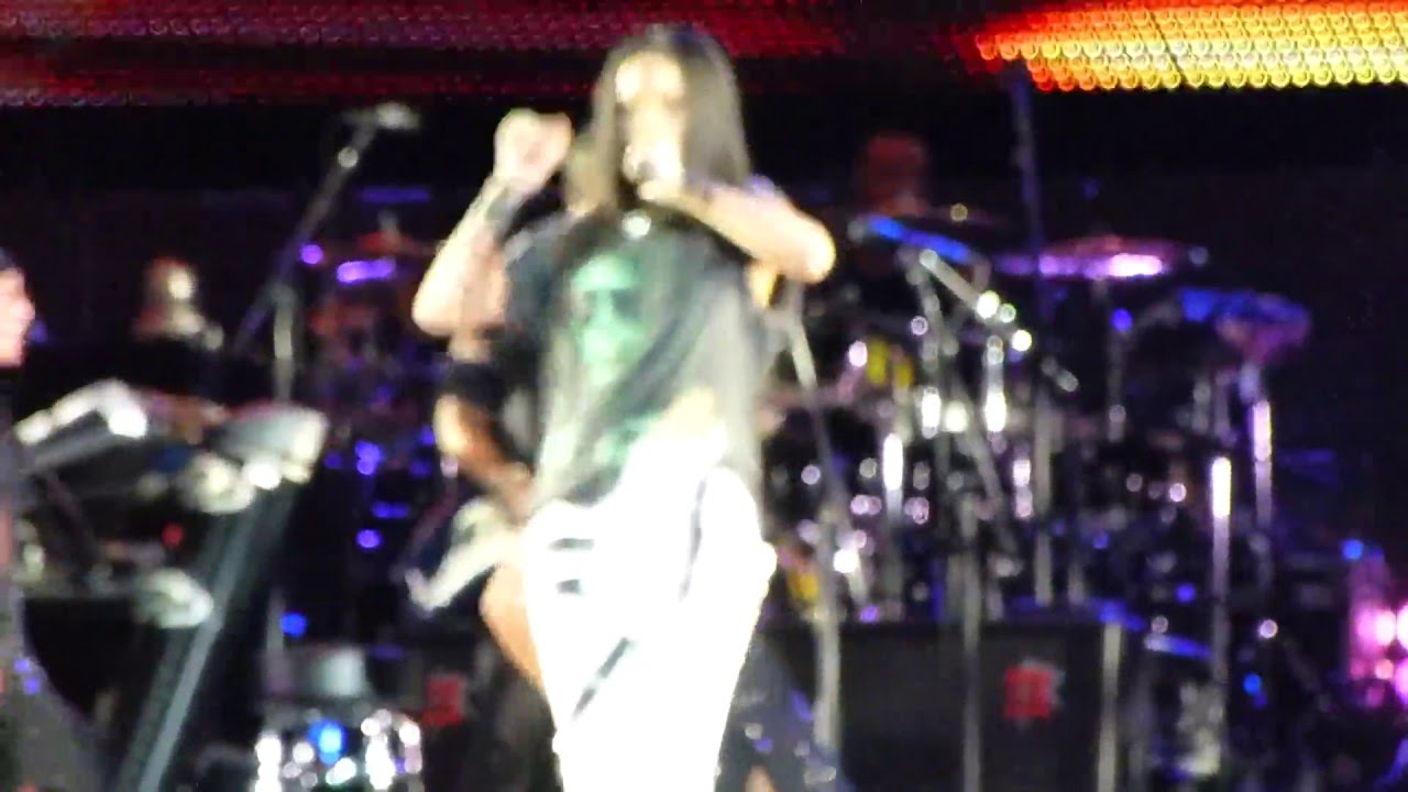 JUMP/ UMBRELLA -RIHANNA: MONSTER TOUR 8 of 27
