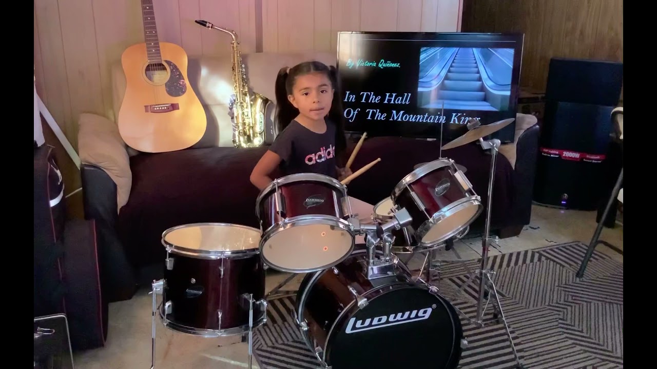Ni&ntilde;a Tocando Bater&iacute;a (7 a&ntilde;os).