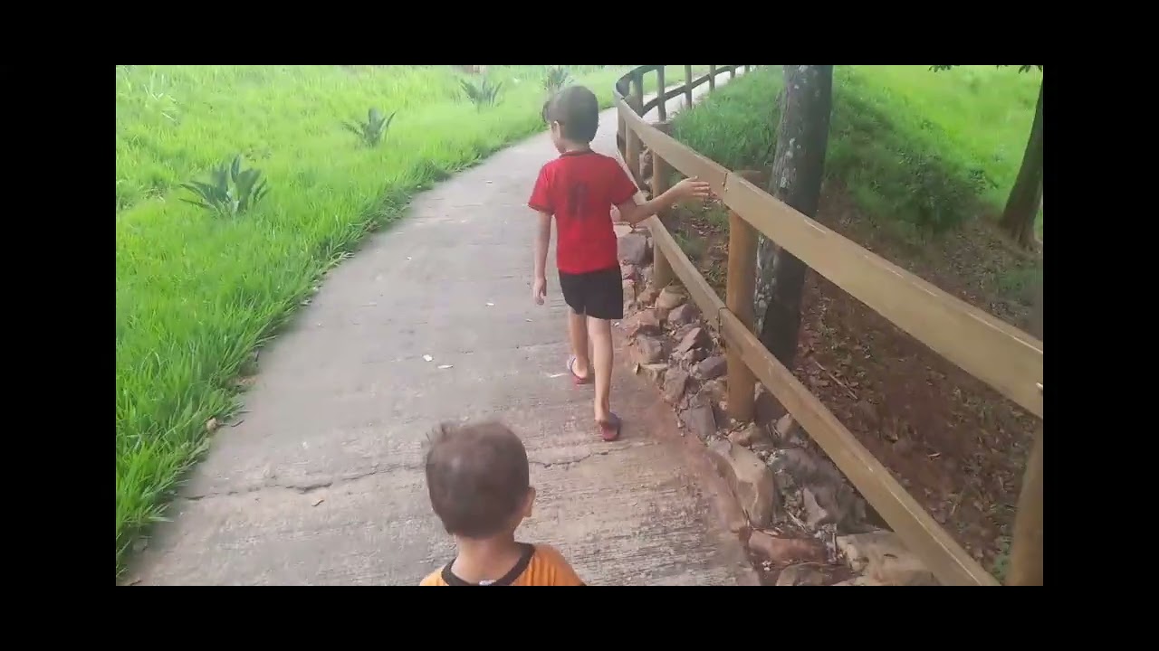 Fui no lago da cidade com os meninos 😉😊