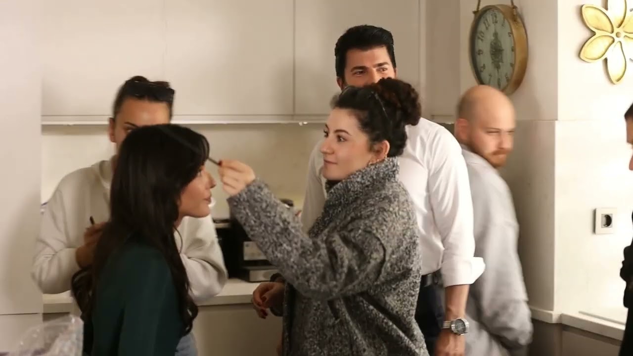 Set 🎥 #Esaret yeni bölümleriyle hafta içi her akşam 20:00'de @kanal7'de! 💞  #OrHir