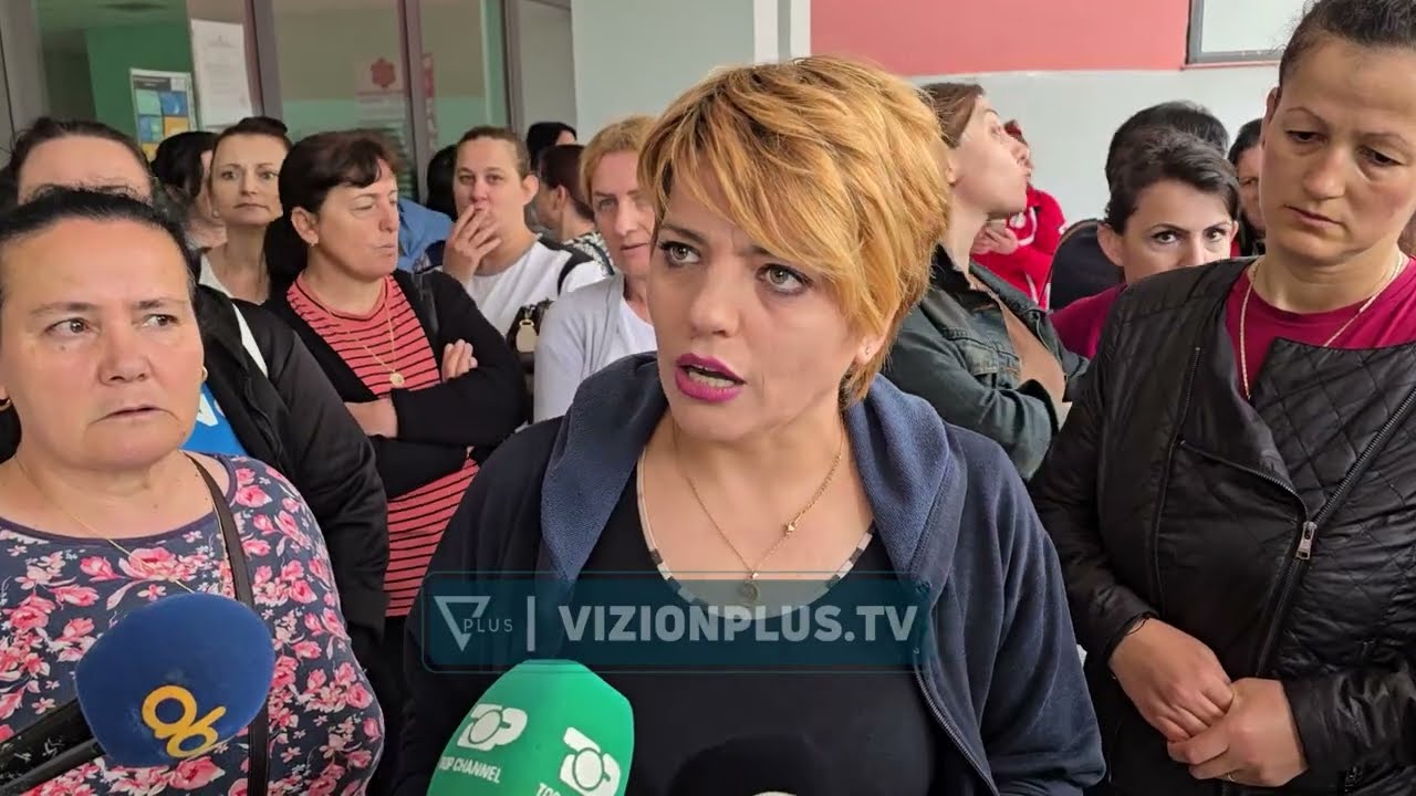 Protestojnë gratë e fasonerisë në Fier, punonjëset kundërshtojnë largimet nga puna - Vizion Plus