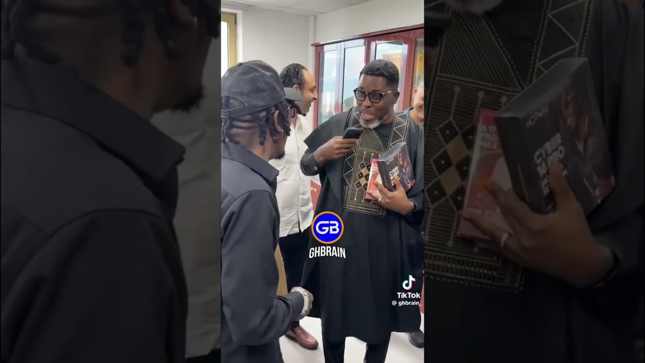 Shatta Wale gifts Kwame Aplus his hotwave smart phone #fypシ #shattawale #viral
