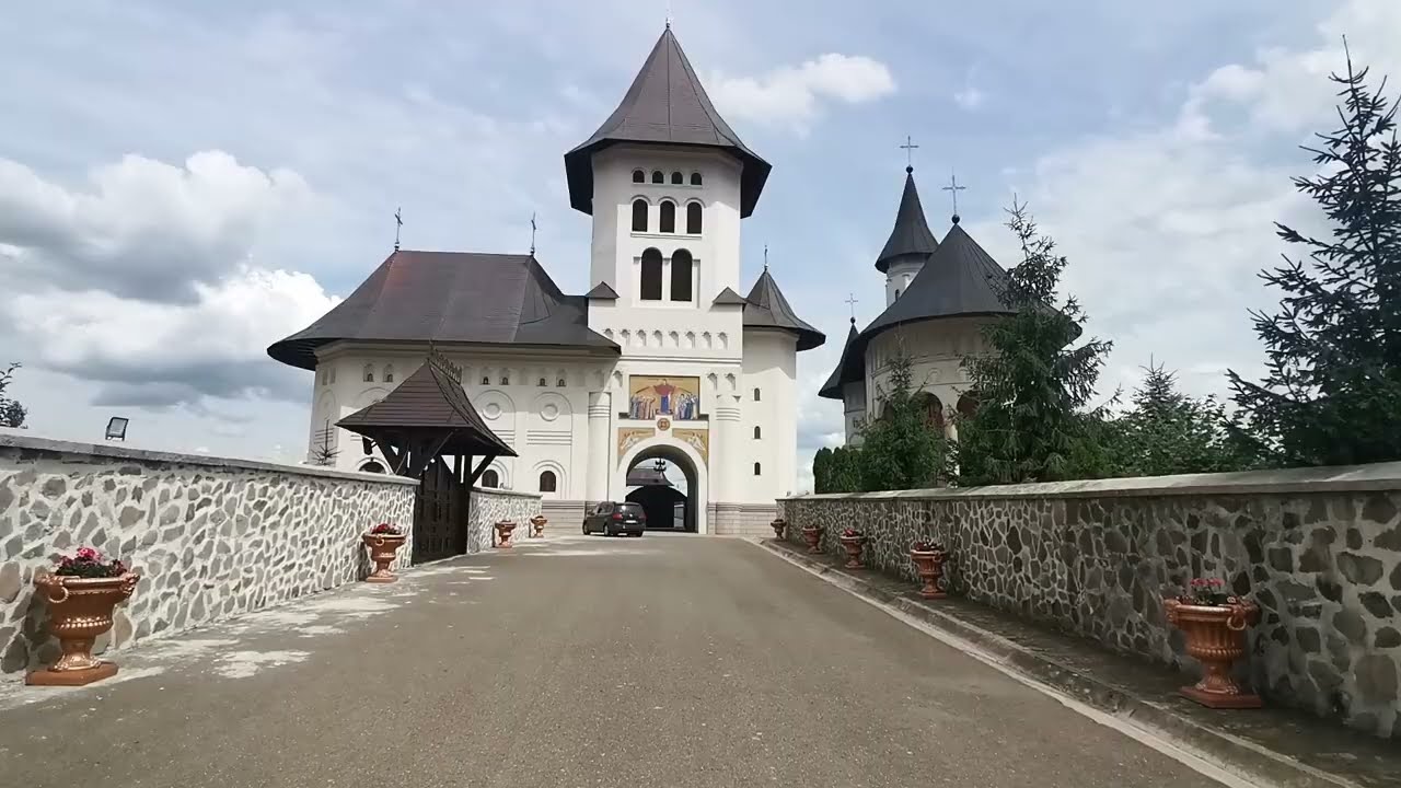 Am descoperit cea mai frumoasă mănăstire din Moldova