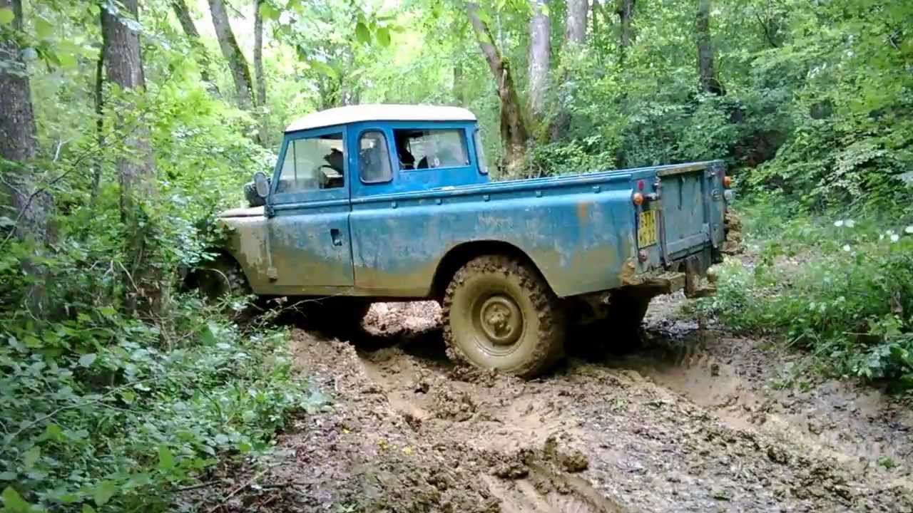 Land Rover 109 dans la boue.