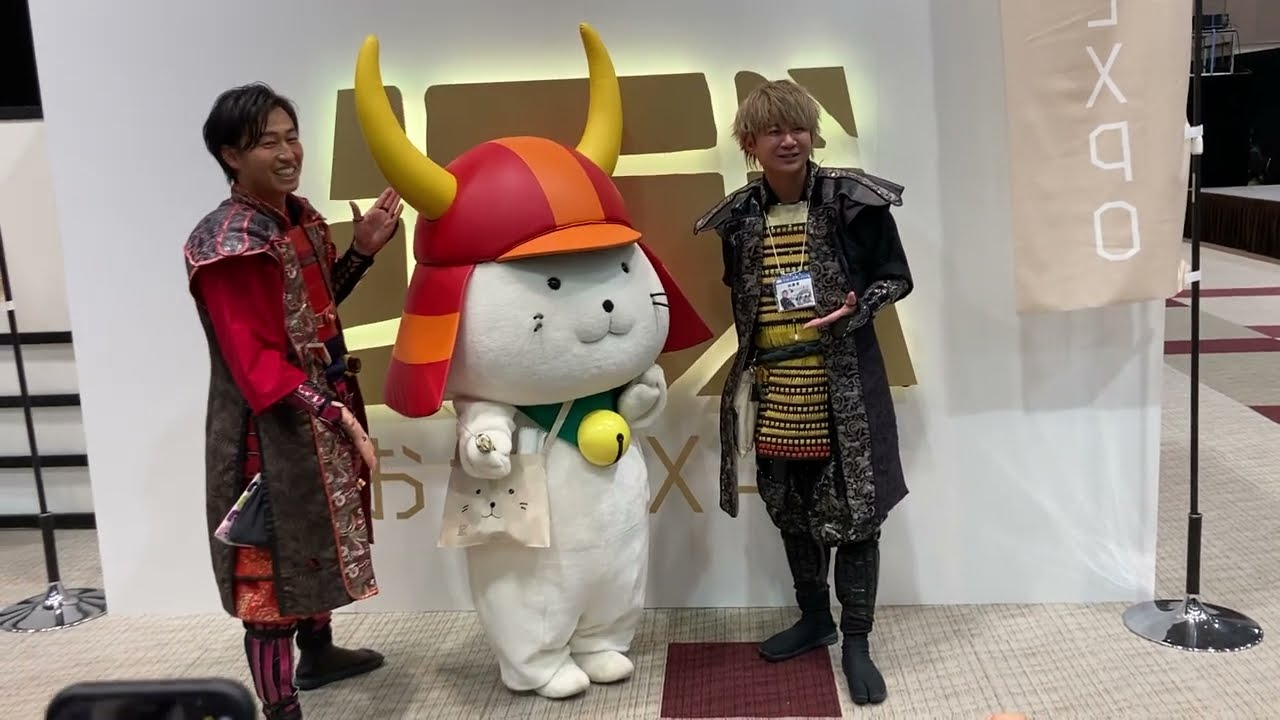 ひこにゃん　井伊直政公・服部正成公と一緒に写真におさまる