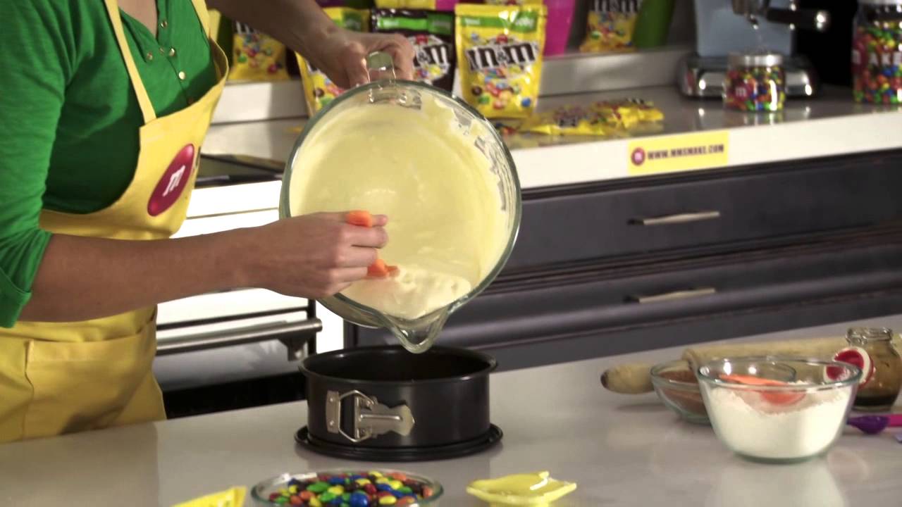 Alma Obregón nos enseña a hacer Tarta de queso y chocolate con M&M´s