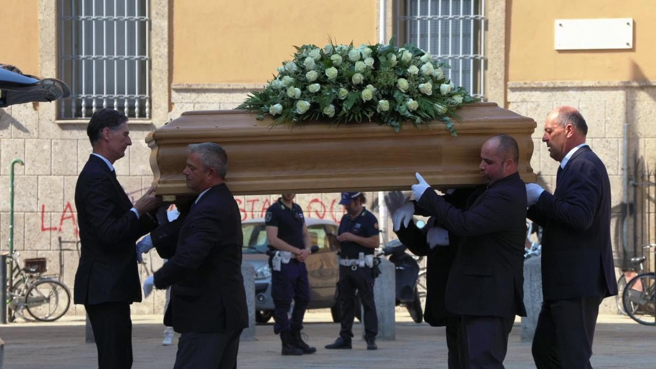 Addio Francesco Alberoni, l'ultimo saluto al sociologo: l'arrivo del feretro