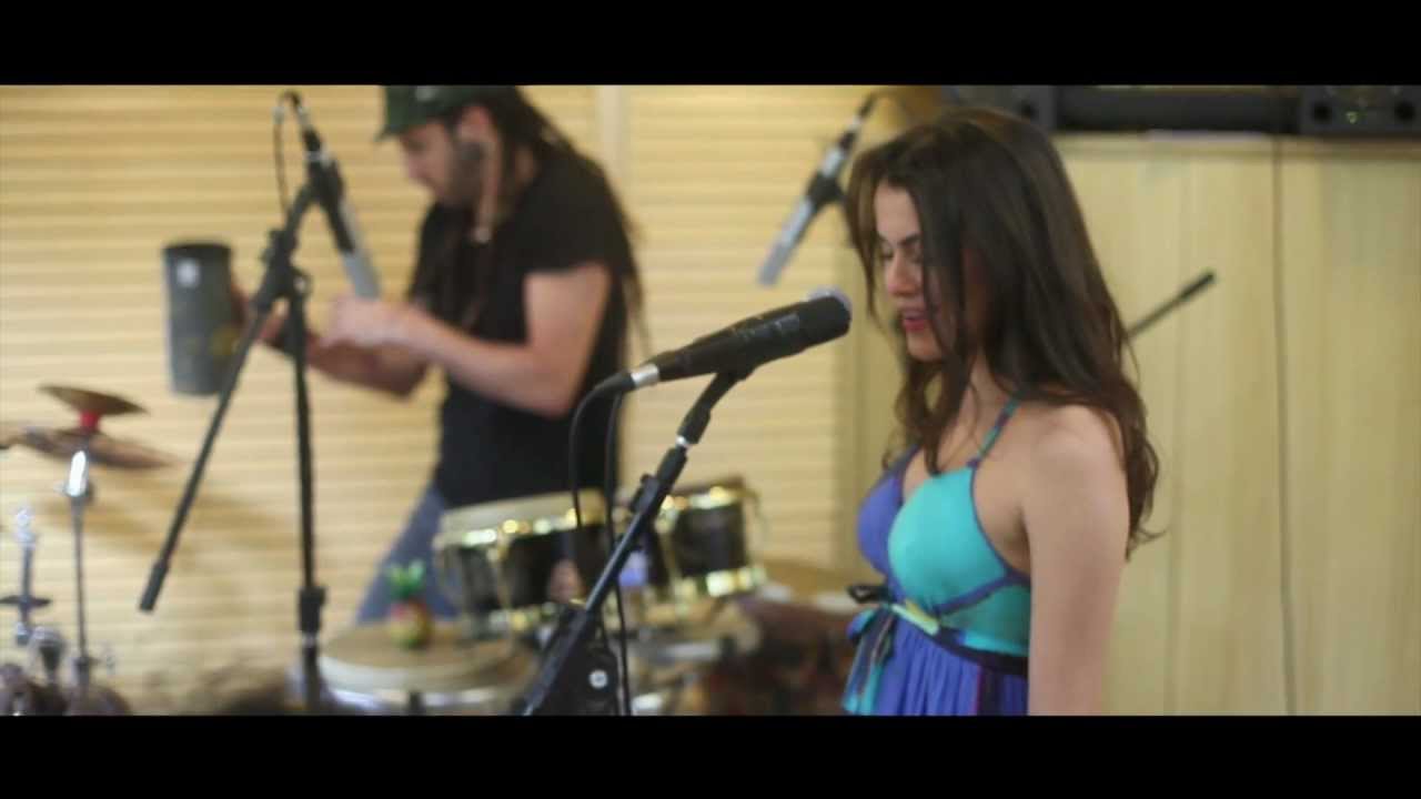 Tabatha Fher canta Evil Diva ao vivo na S de Samba