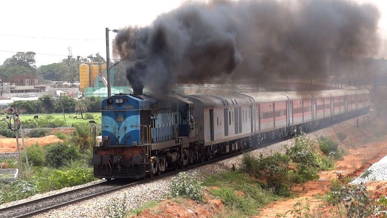 SMOKE EXPLOSION KTE WDM2 INDORE YESVANTPUR EXPRESS (09308)