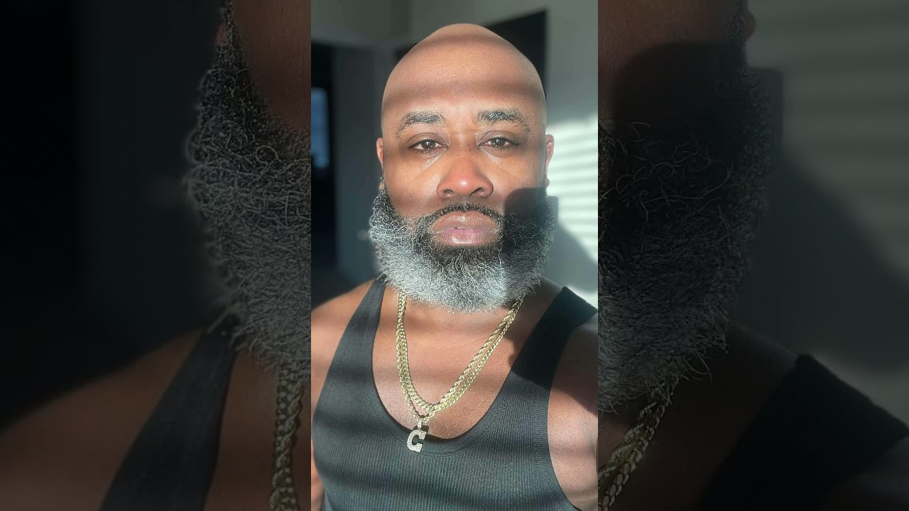 Next role requires the grey beard. What y’all think? Do I look good? 🖤