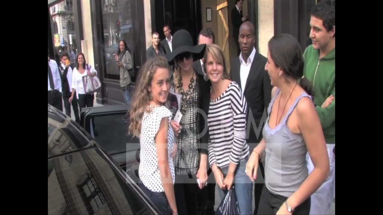 Paris Hilton shopping in Paris