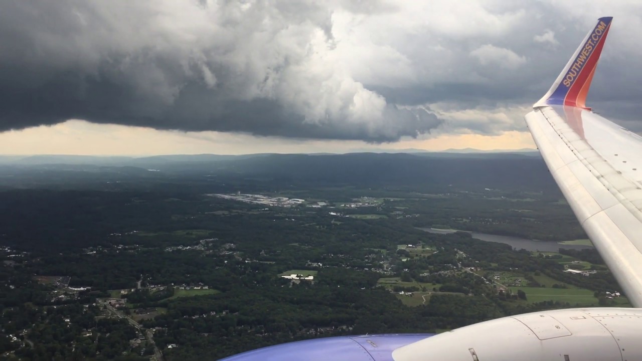 Southwest Airlines 737-700 Landing in Albany *INSANE LOW APPROACH*