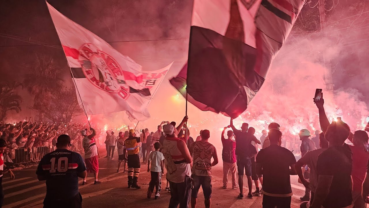 DE ARREPIAR! RECEPÇÃO DA CHEGADA DO ÔNIBUS DO SPFC | LIBERTADORES SÃO PAULO X BOTAFOGO