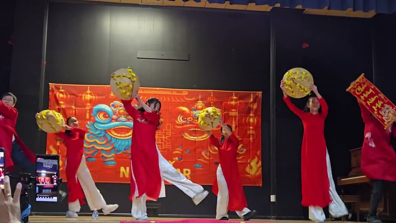 Van su Nhu Y small group