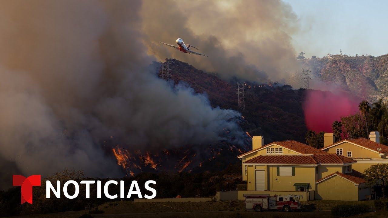 Más de ocho millones de personas siguen bajo alto riesgo por los incendios | Noticias Telemundo