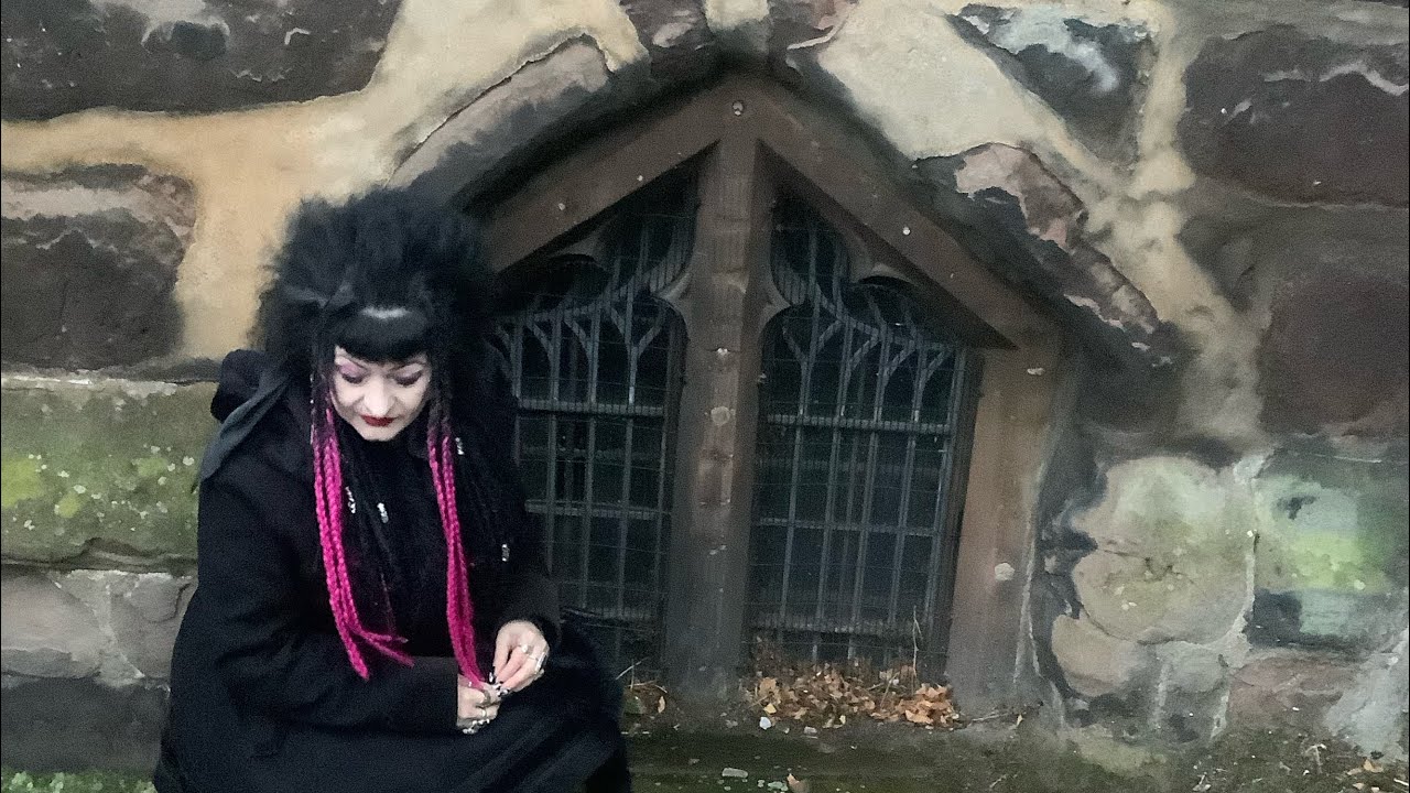 St Elphin’s Churchyard, Warrington, with Deborah Contessa - The Cemetery Lady