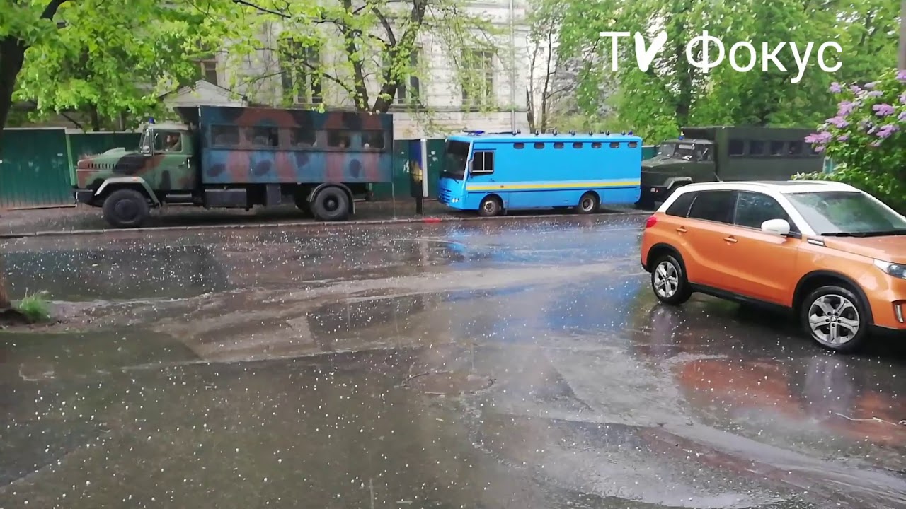 Киев засыпало градом и залило мощными ливнями: непогоду сняли на видео