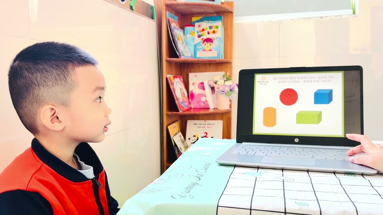 Bé Nguyễn Đình Hoàng Duy trả bài Tiếng Việt học kỳ 1