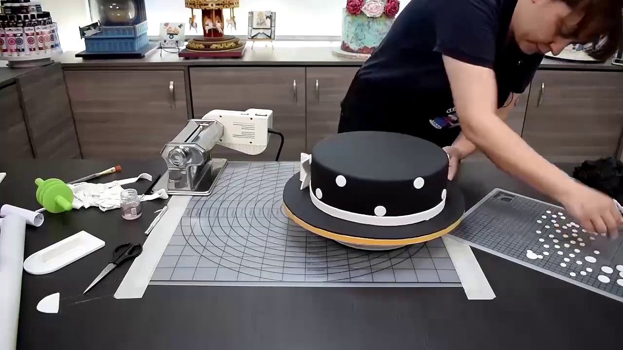 Πως καλύπτουμε μια τούρτα με ζαχαρόπαστα | Cake Decorating Online Courses | Alchemists of cakes 2021