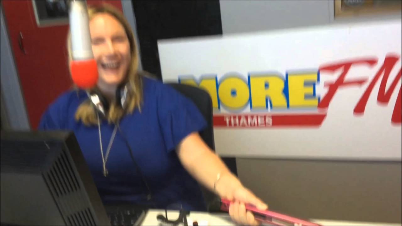 MAKING POPCORN WITH A HAIR STRAIGHTENER