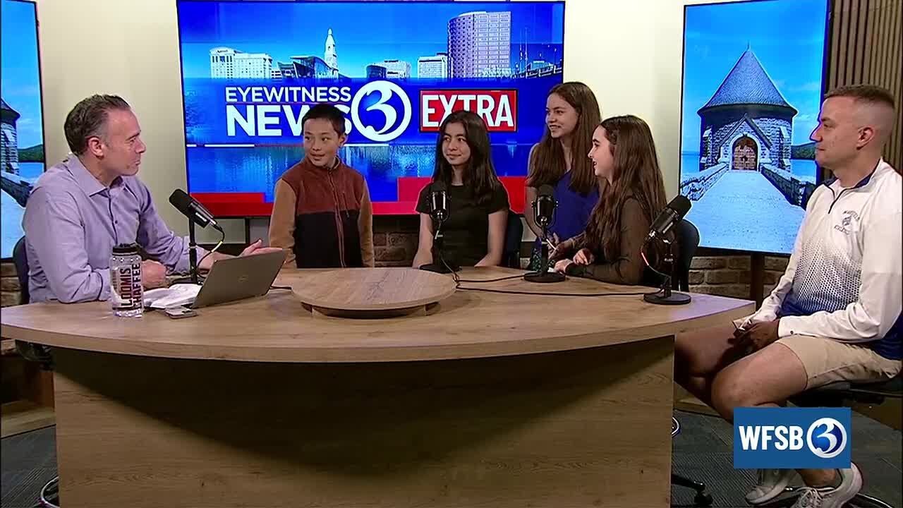 Eyewitness News Extra: интервью с учителем естествознания и учениками средней школы Мэнсфилда