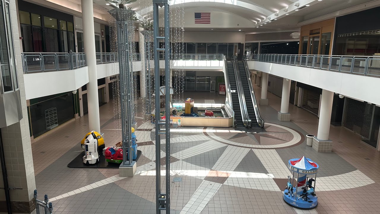 Crossroads Mall (Ватерлоо, Айова) — почти пустой и неработающий торговый центр.