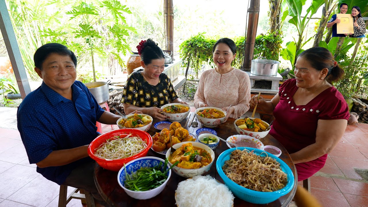 Bội thu Bí đỏ Dưa gang ở khu đất Vườn ăn mừng Bún riêu cua giò heo Miền Tây ngon ở Quê Phan Diễm