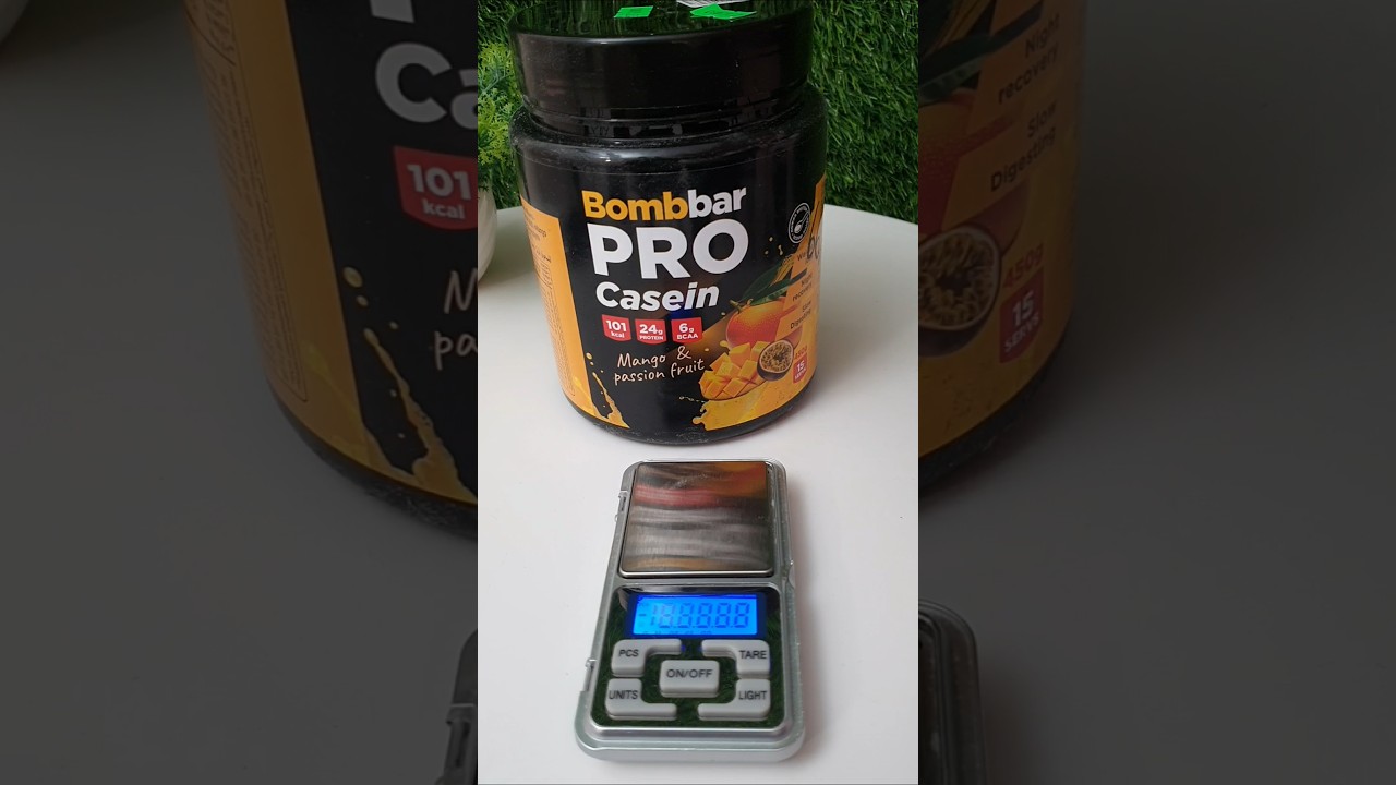 Bombbar Pro Casein - мерная ложка, взвешиваю содержимое