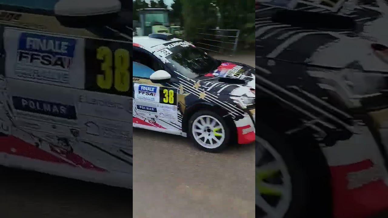 Le voiture de rallye qui passe devant la ferme