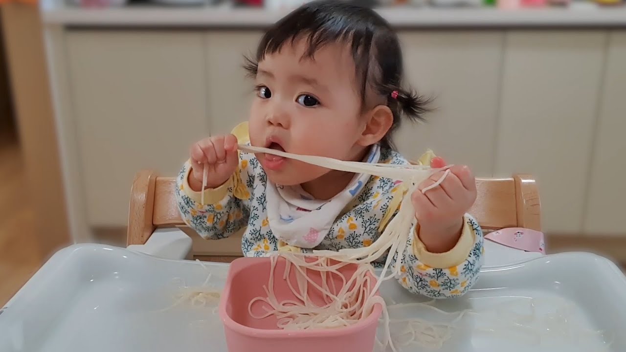 Корейский ребенок впервые ест лапшу! 🍜