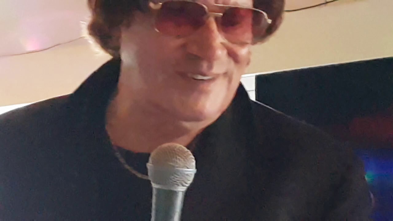 Eddie Low  at Paihia's Country Music festival 2019